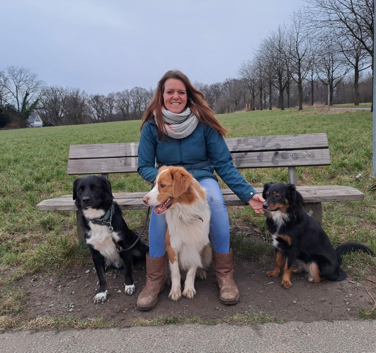 Nina mit ihren Hunden draußen